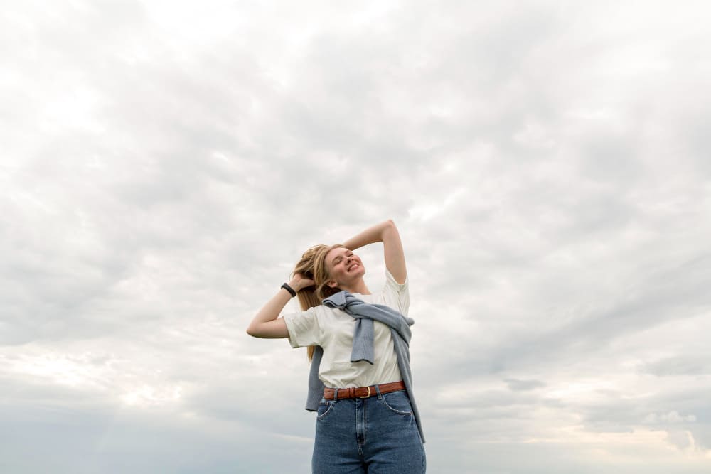 Chica con nubes de fondo
