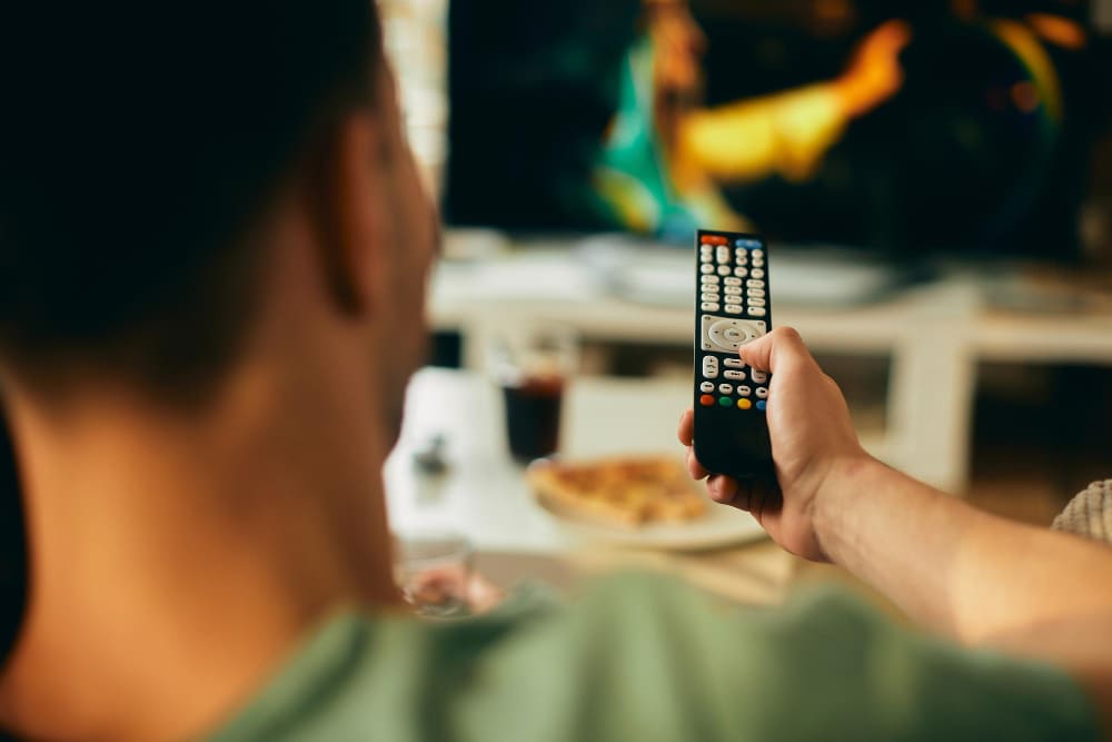 Persona con un mando de TV