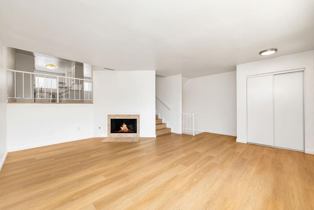 Salón con suelo de madera