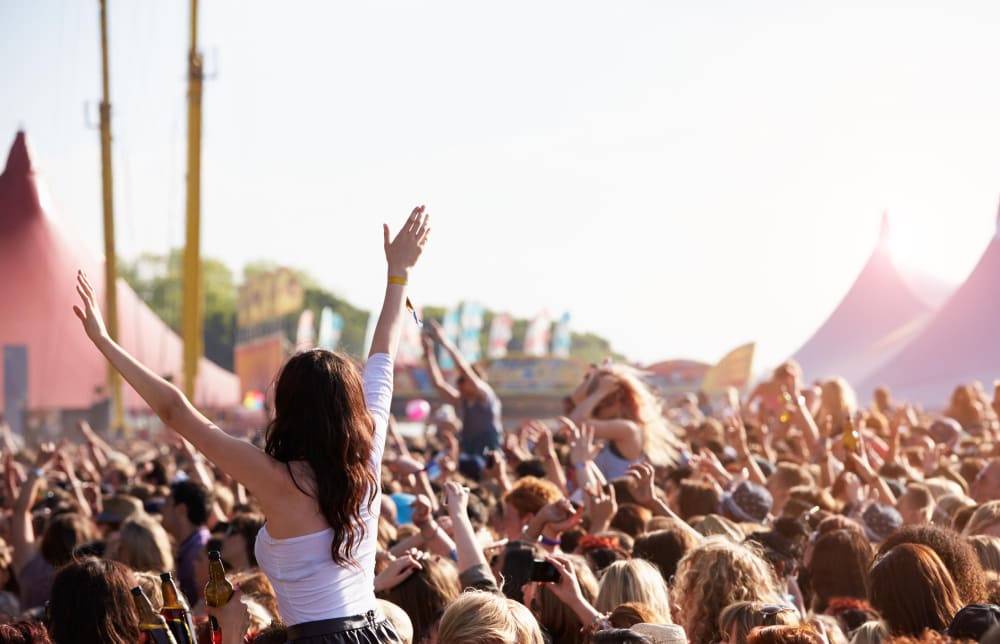 Gente saltando en un festival