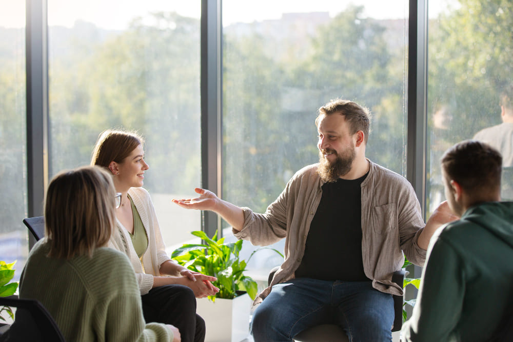 Grupo de personas hablando