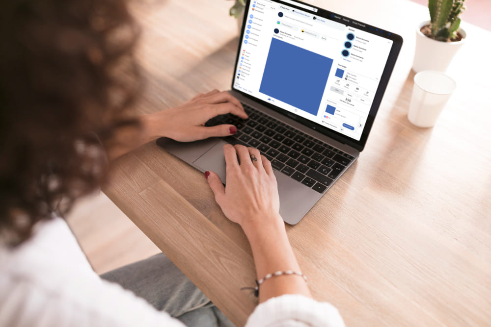 Mujer mirando Facebook en ordenador