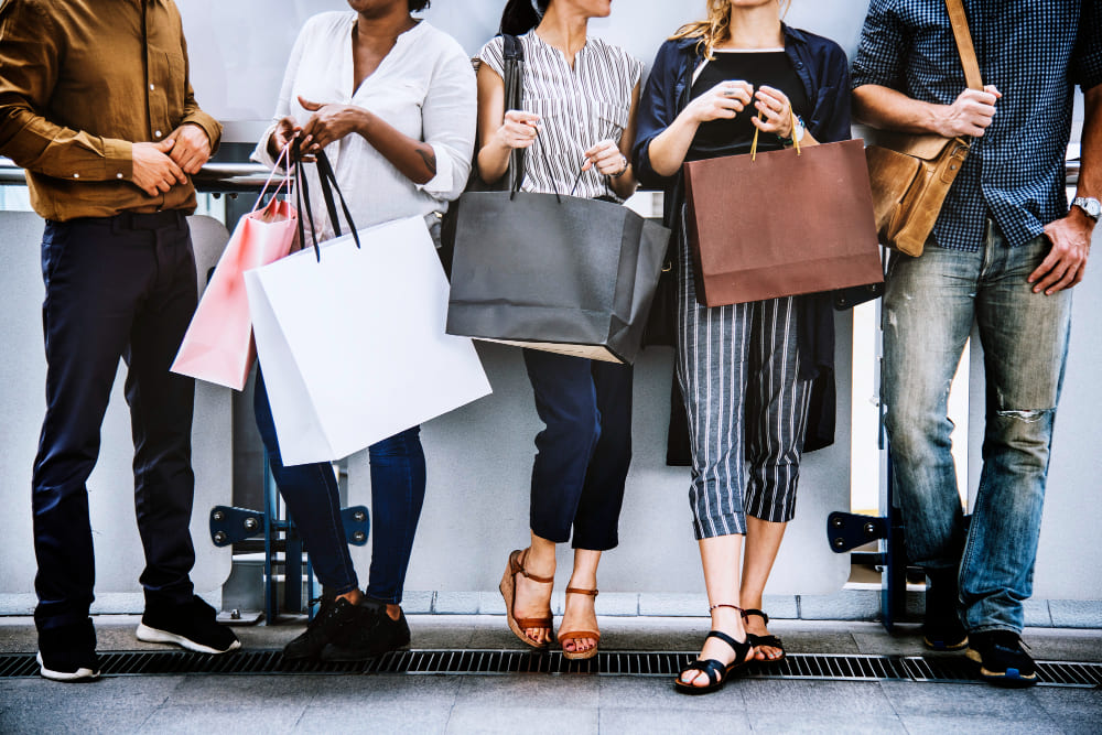 Personas con las manos cargadas de compras