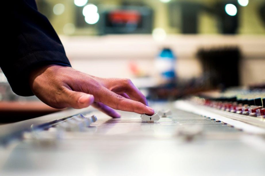 Producción de cuñas de radio: trabajar con las voces top
