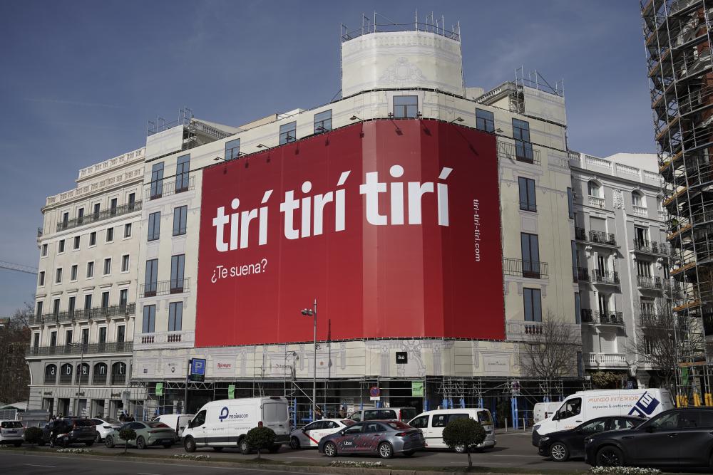 Lona publicitaria. Tiritirtiri- Campaña de publicidad exterior de Línea Directa