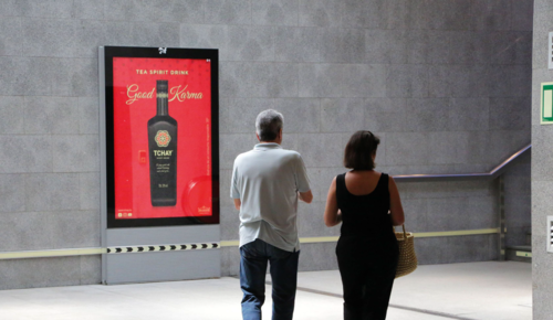 mupi convencional en el metro de Sevilla