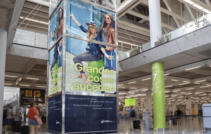 ascensor vinilado con publicidad en el Aeropuerto de Mallorca