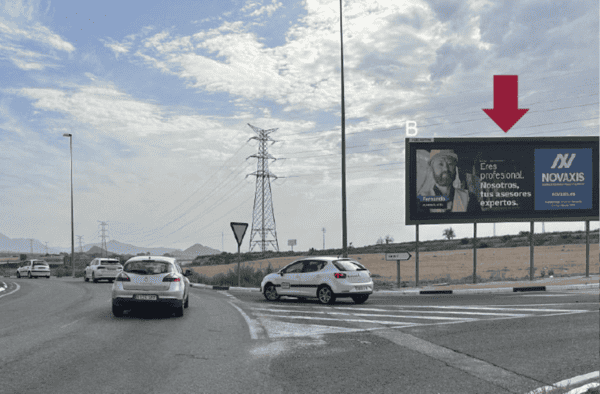 Valla publicitaria 8x3 en Novelda, rotonda carretera de Monforte, Alicante.