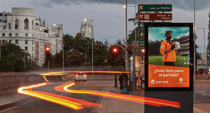Campaña programatica just eat pdooh publicidad contextual partido de futbol