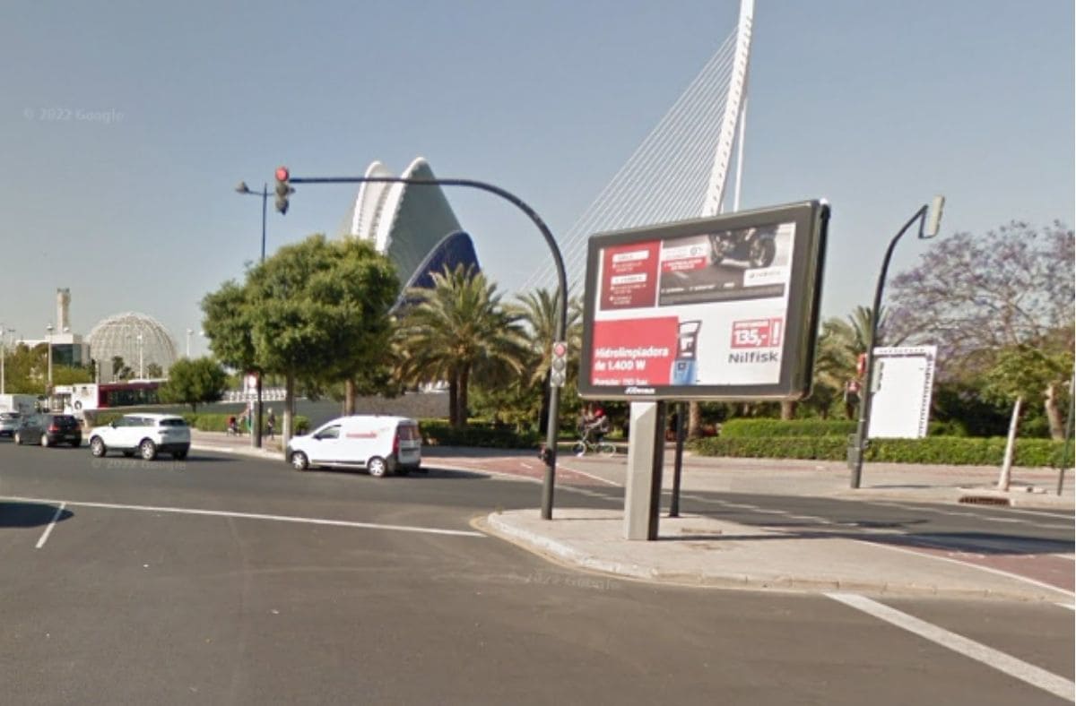 Mobiliario urbano en Valencia, formato Senior para campañas de publicidad exterior.