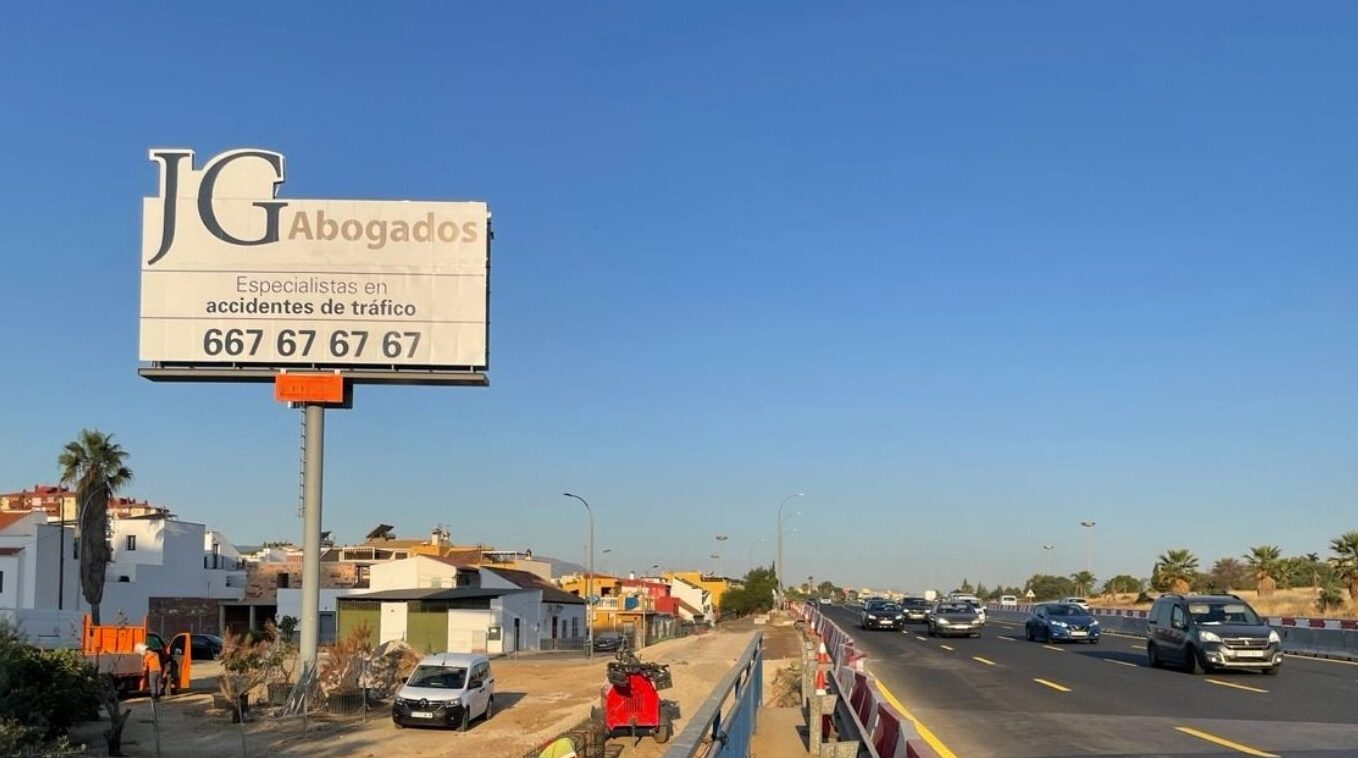 Monoposte corpóreo publicitario en acceso a Málaga, soporte exterior de gran formato visible desde carretera.