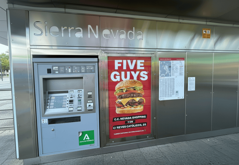Mupi publicitario Metro Granada Campaña Five Guys