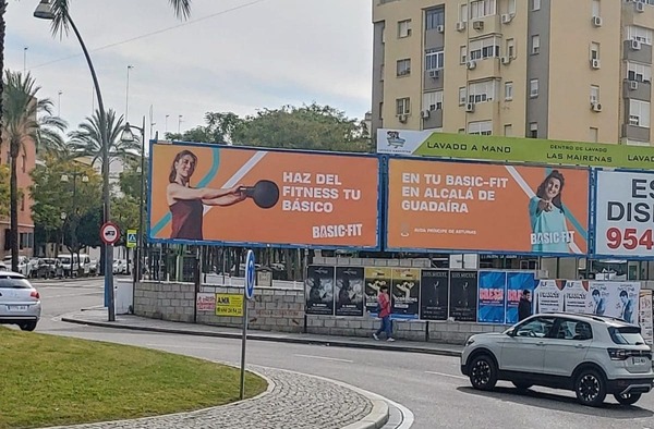 Valla publicitaria 8x3 en la autovía Sevilla–Málaga, zona Alcalá de Guadaíra y Mairena del Alcor.