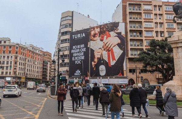 Lona publicitaria en fachada, Gran Vía de Ramón y Cajal, Valencia.