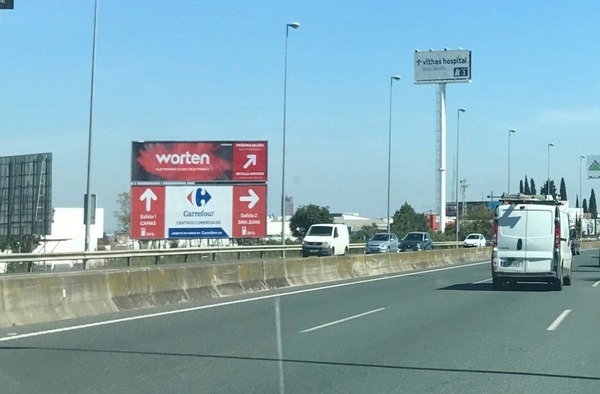 Vallas publicitarias y monopostes en la A49 dirección Sevilla, zona Castilleja de la Cuesta.