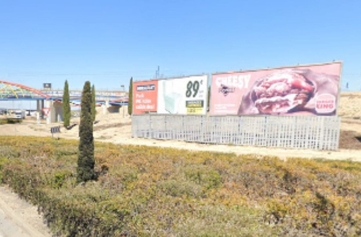Valla publicitaria 8x3 en Zaragoza, rotonda del Polígono Plaza.