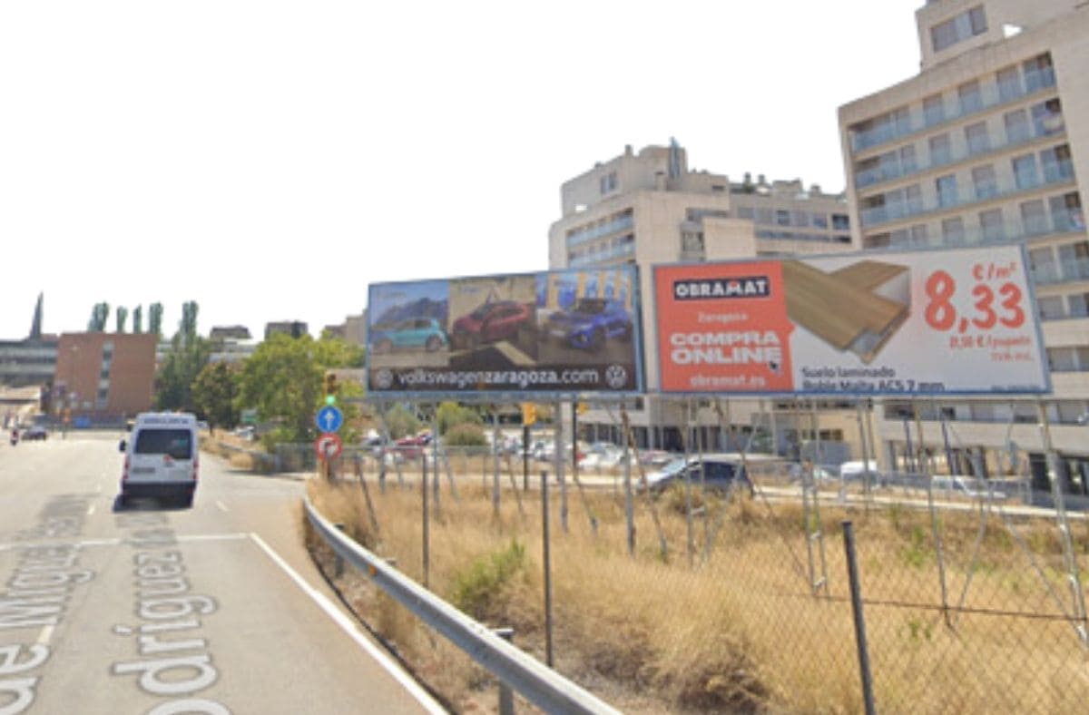 Valla publicitaria 8x3 en Zaragoza, Miguel Herrero de Miñón junto a la salida de pasajeros del AVE.