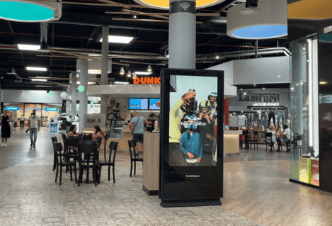 Publicidad en un mupi digital en centro comercial