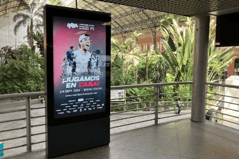 anuncios publicitarios en mupis digitales dentro de estaciones de tren