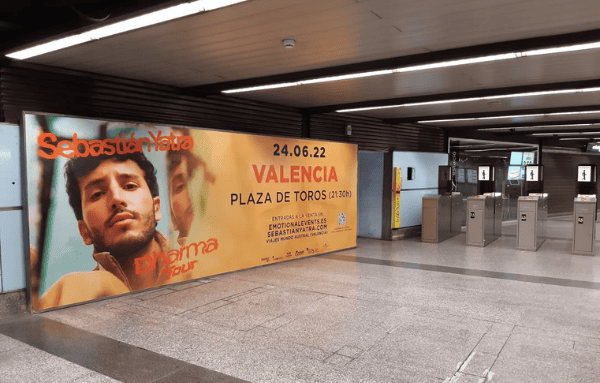 Anuncio de publicidad en mural dentro de estación de Metro