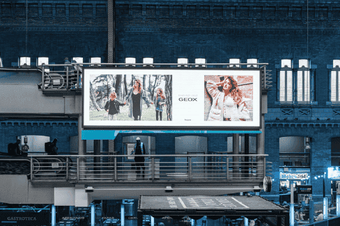 Publicidad en pantalla digital gran formato dentro de estaciones de tren