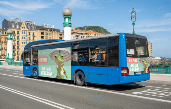 Anuncios de publicidad en autobuses, formato lateral plus