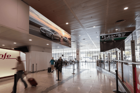 Publicidad en la estación de tren de Sants en Barcelona