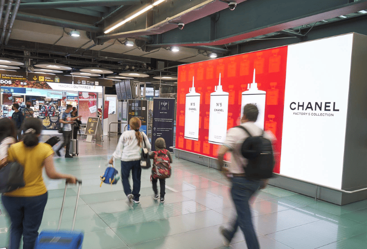 Pantalla LED publicitaria en el Aeropuerto