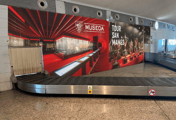 Publicidad en Pared de Boca de Salida de Equipajes del Aeropuerto