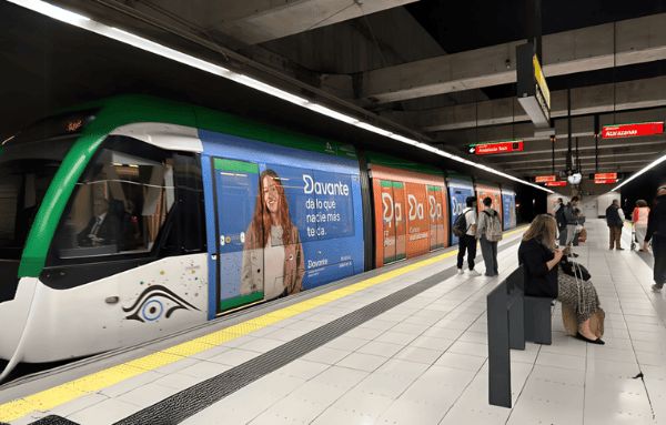Publicidad en el tranvía del metro de Málaga