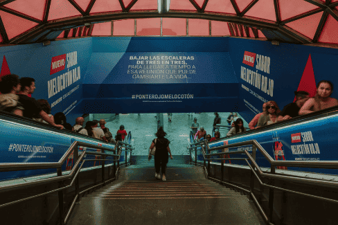 Publicidad en escaleras mecánicas dentro de estaciones de tren