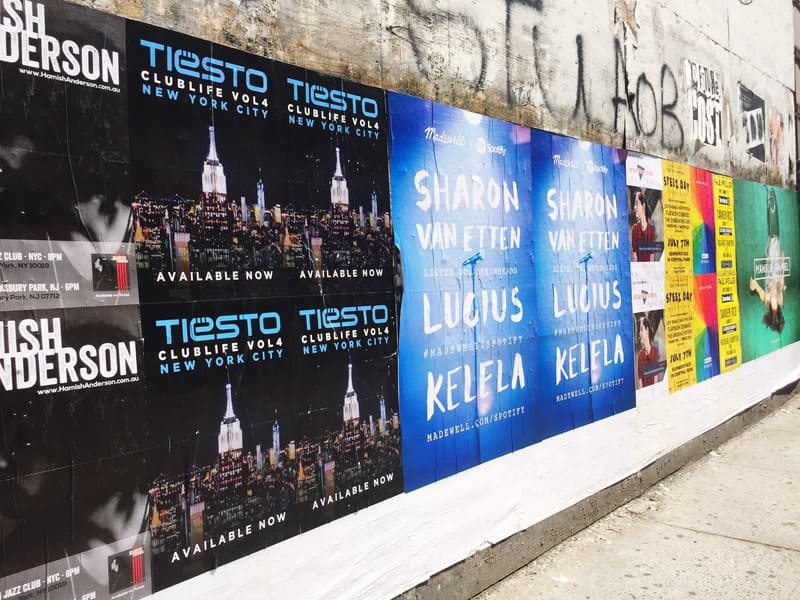 carteleria pegada sin permisos en vía publica