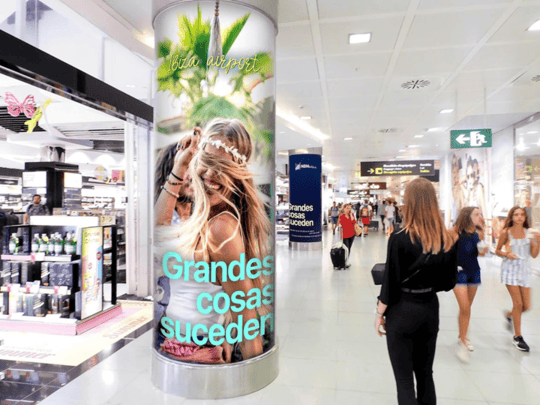 Publicidad en columnas en el Aeropuerto de Ibiza