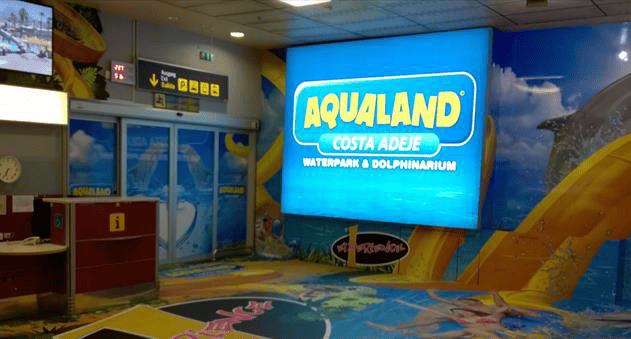 Publicidad en pantalla luminosa en el Aeropuerto de Tenerife