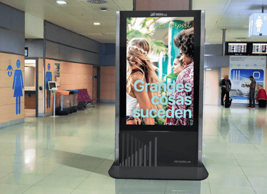 Anuncios de publicidad en mupis en el Aeropuerto de Ibiza