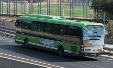 Autobus bus interurbano provincia de Madrid rotulado con Publicidad