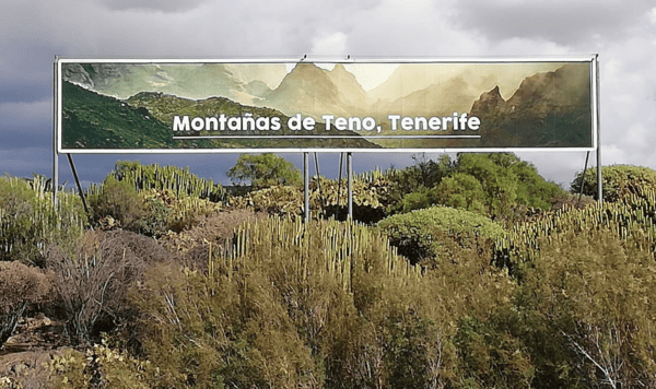 Publicidad en valla exterior del aeropuerto de Tenerife