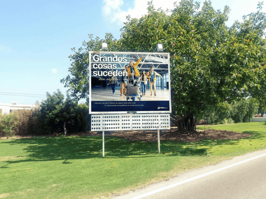 Valla publicitaria en el exterior de la terminal del Aeropuerto de Ibiza