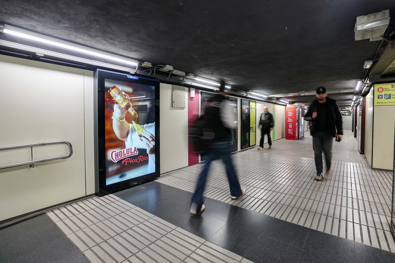 Campaña Publicidad Exterior | Metro Barcelona Salsa Cholula y Watermelon