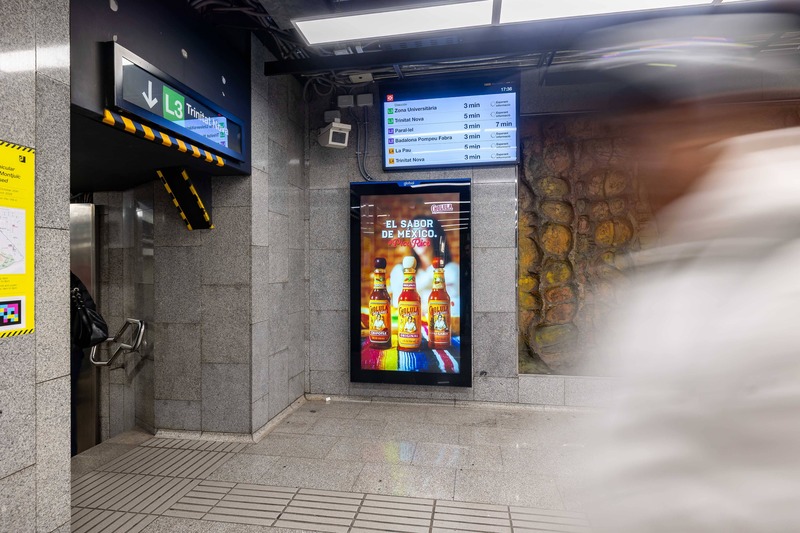 Publicidad en Mupi Digital Metro Barcelona Salsa Cholula