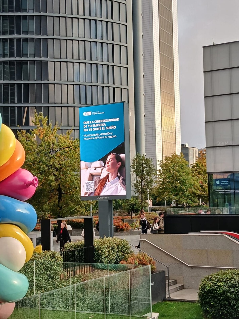 Publicidad en Reloj en Cuatro Torres Business Area  Madrid Mobiliario Urbano Campaña Eset