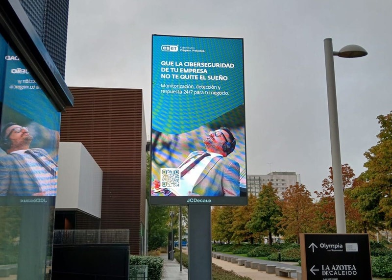 Reloj Digital en Mobiliario Urbano Inmediaciones Espacio Caleido Madrid