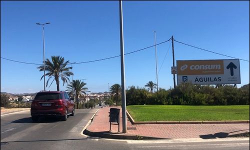 Valla publicitaria en Águilas ubicada en Paseo de las Acacias esquina Juan Ramón Jiménez