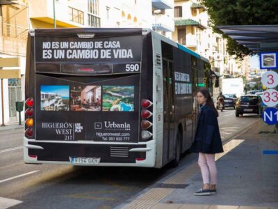 Autobús publicitario de Urbania en campaña inmobiliaria gestionada por AN Publicidad.