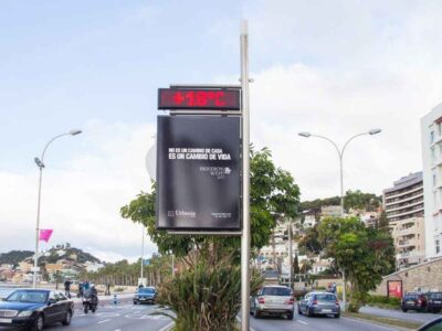 Mupi publicitario de Urbania en campaña inmobiliaria gestionada por AN Publicidad.