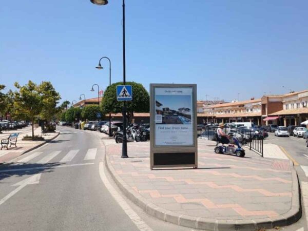 Mobiliario urbano publicitario de Engel & Völkers gestionado por AN Publicidad