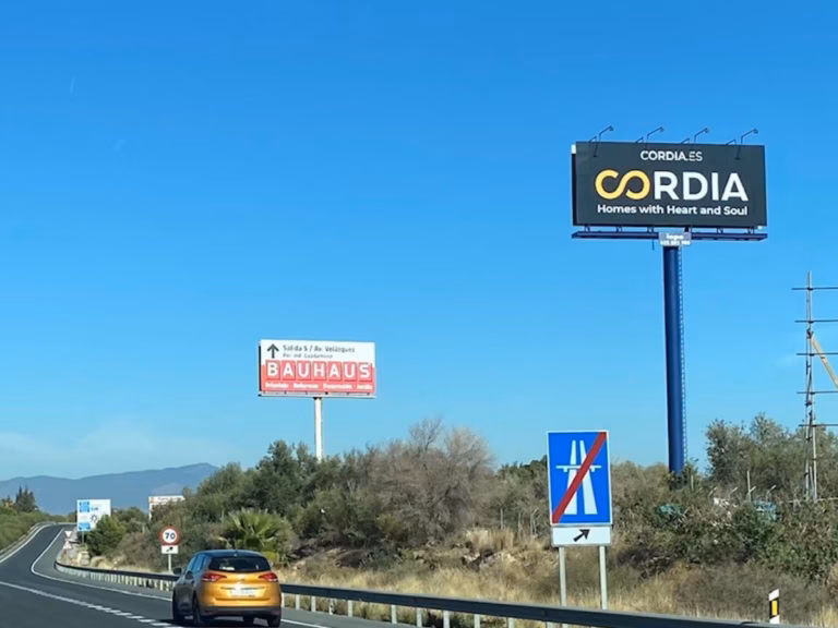 Monoposte publicitario de una campaña inmobiliaria de Cordia en exterior.