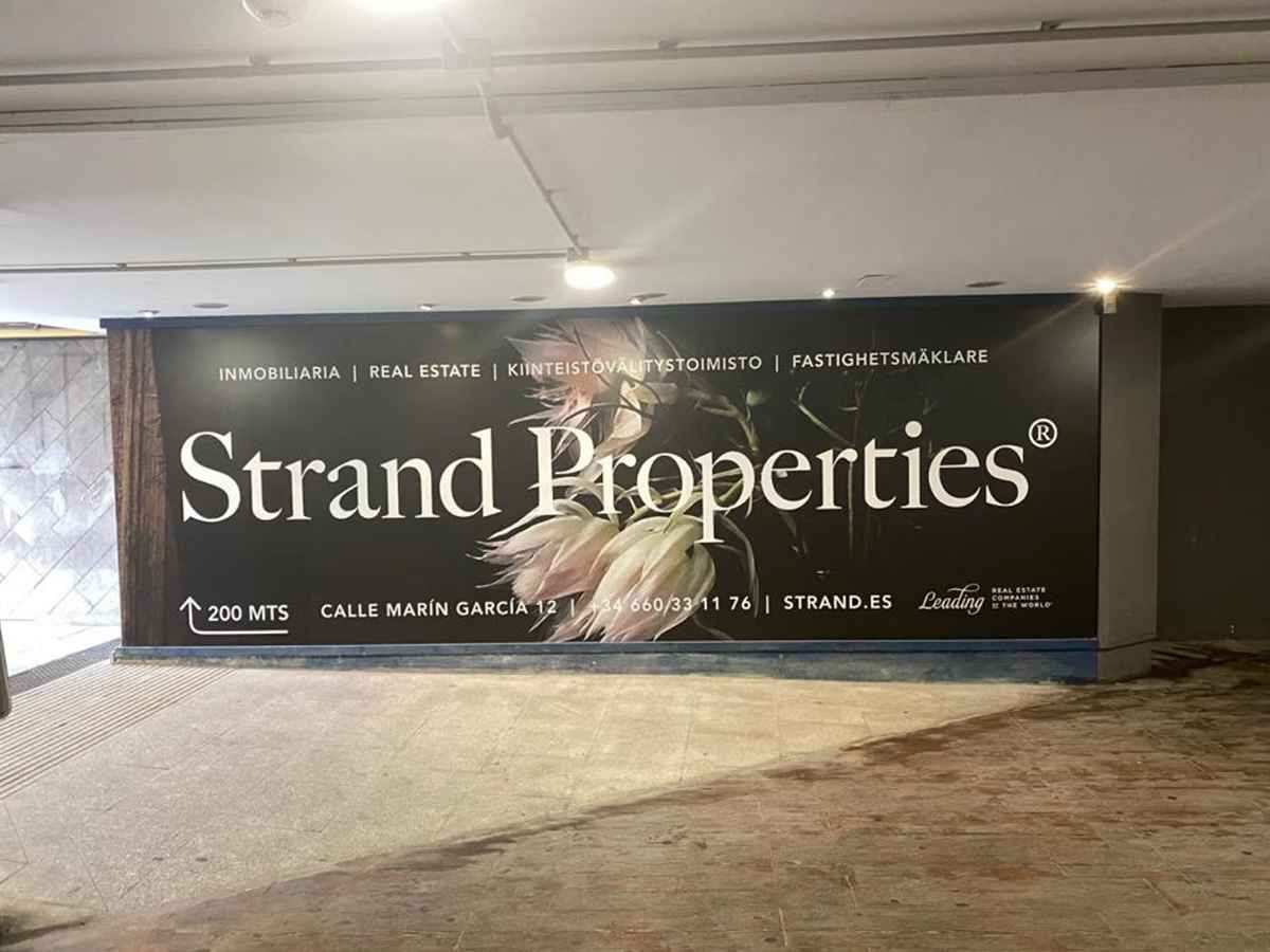 Mural publicitario de Strand Properties gestionado por AN Publicidad.