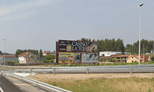 Vallas publicitarias en Pontevedra ubicadas en la entrada de Sanxenxo