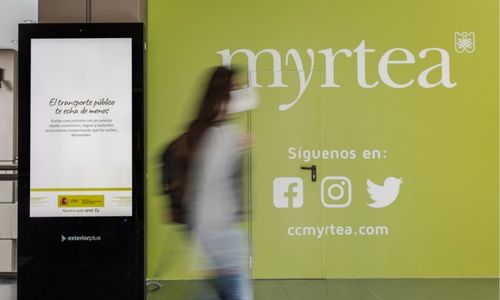 Soporte publicitario en centro comercial Myrtea Murcia para campañas de publicidad exterior